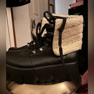 Combat boots fur trim